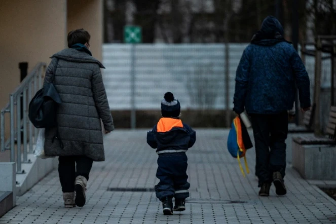Une famille ukrainienne venant de Kharkiv arrive dans un centre de réfugiés à Berlin, le 25 février 2022