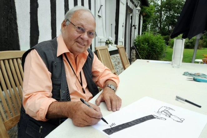 Le caricaturiste Siné pose le 17 juillet 2008 à Vinnemerville après avoir réalisé un dessin illustrant son licenciement de Charlie Hebdo