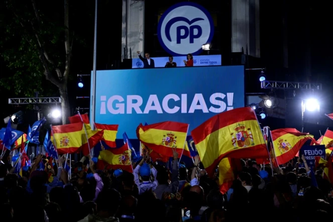 Des sympathisants du Parti populaire célèbrent la victoire de la droite aux élections régionales et locales en Espagne, le 28 mai 2023 à Madrid