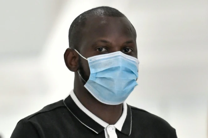 Lassana Bathily, l'employé de l'Hyper Cacher, qui a aidé des clients à se cacher dans une chambre froide, arrive au palais de justice de Paris, le 21 septembre 2020