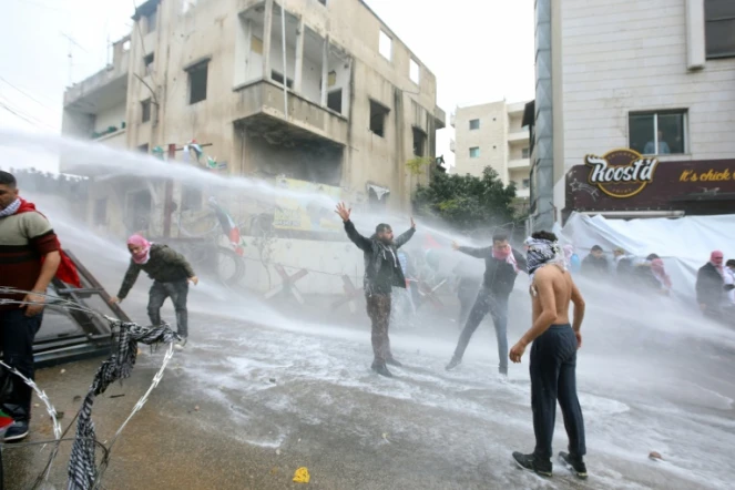 Les forces de sécurité  font usage de canons à eau pour disperser des manifestants pro-palestiniens près de l'ambassade américaine à Awkar, dans la périphérie nord de Beyrouth, le 10 décembre 2017 