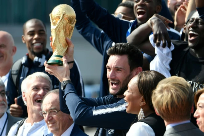 Hugo Lloris soulève la Coupe à son arrivée à Roissy, le 16 juillet 2018