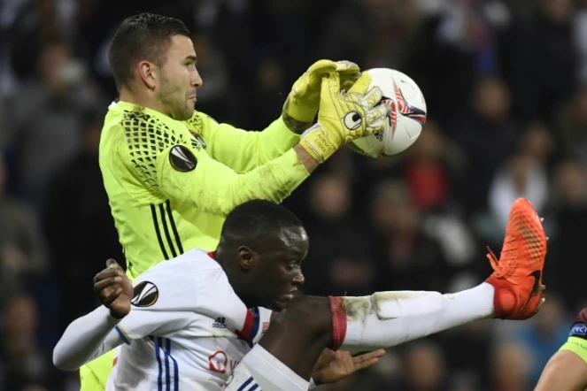 Le gardien de Lyon Anthony Lopes (en haut) arrête le ballon lors du match des 16e retour de l'Europa League au Parc OL, le 9 mars 2017