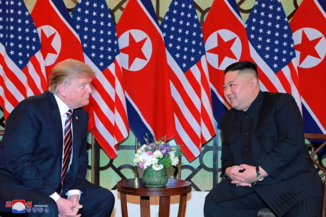 Le président américain Donald Trump et le dirigeant nord-coréen Kim Jong Un sur une photo de l'agence de presse officielle nord-coréenne KCNA à Hanoï le 27 février 2019