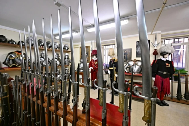 L'armurerie de la garde suisse, épées, hallebardes et pièces de cuirasse, le 26 avril 2023 au Vatican 