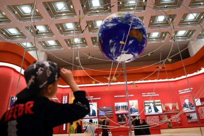 Une exposition au Musée nationale de Chine à Pékin explique aux visiteurs le système de navigation Beidou, en février 2019 