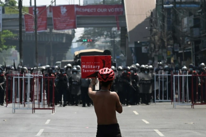 Des manifestants se rassemblent chaque jour à Rangoun pour protester contre le coup d'Etat militaire en Birmanie et réclamer la démocratie