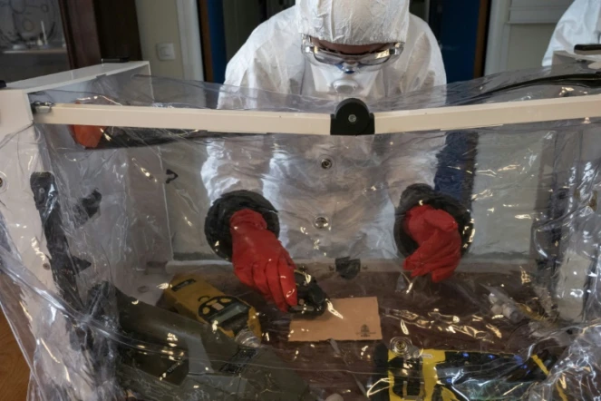 Un expert du Laboratoire central de la préfecture de police (LCPP) lors d'une simulation d'analyse d'une poudre suspectée dans une enveloppe, le 22 juin 2023 à Paris