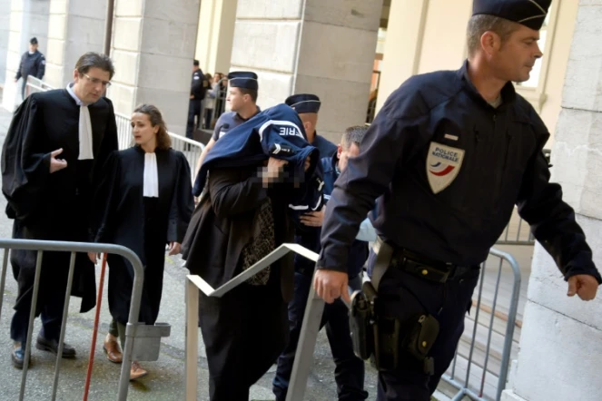 Ludivine Chambet, infirmière soupçonnée d'avoir administré des cocktails mortels à des retraités arrive au tribunal de Chambéry, le 9 mai 2017