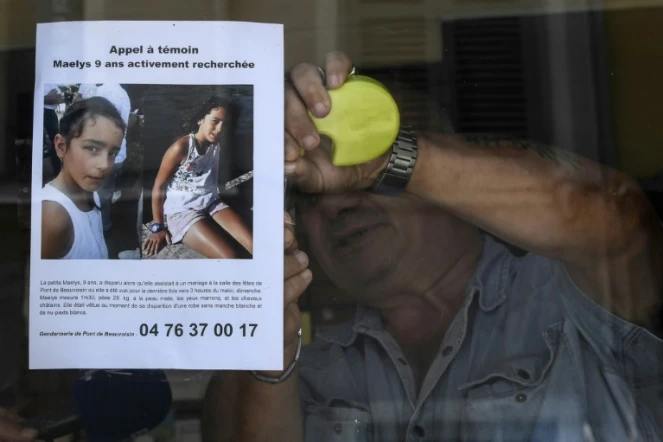 Un commerçant affiche un appel à témoins suite à la disparition de la petite Maëlys, le 28 août 2017 à Pont-de-Beauvoisin en Isère