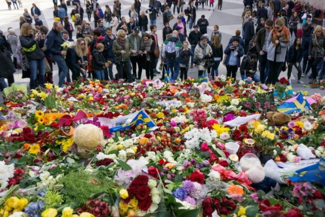 Des gens se rassemblent pour rendre hommage aux victimes de l'attentat de Stockholm le 9 avril 2017