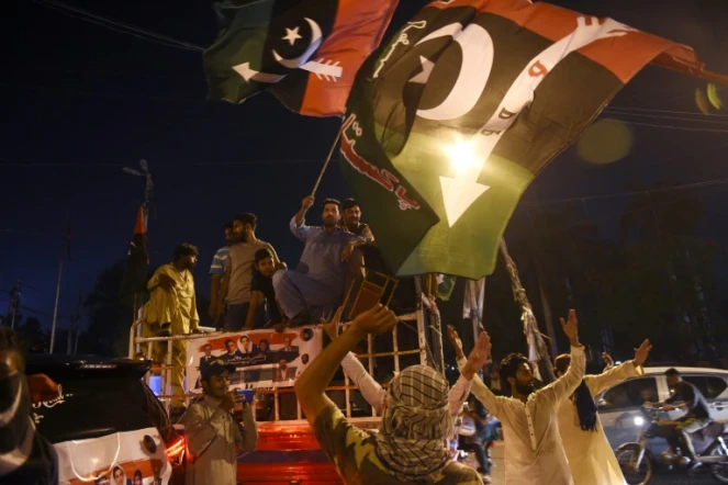 Des partisans de l'opposition célèbrent la chute du Premier ministre pakistanais Imran Khan, le 10 avril 2022 à Karachi