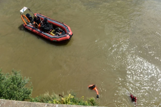 Des pompiers inspectent la Loire à proximité du lieu où Steve Maia Caniço a disparu, à Nantes, le 25 juin 2019