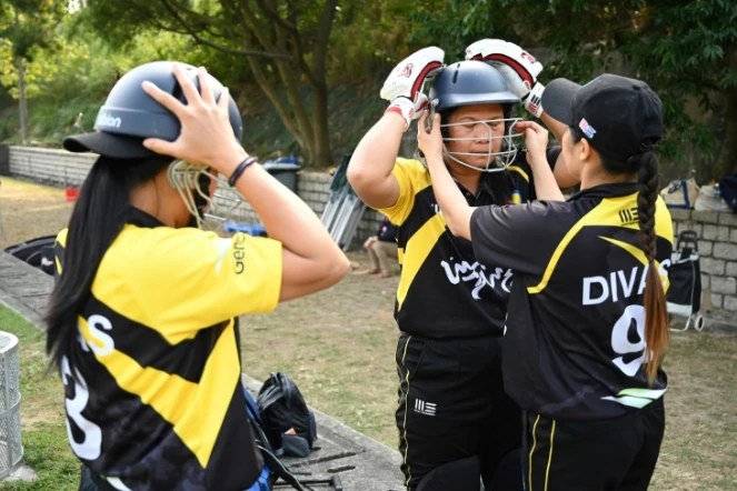 Des domestiques philippines, membres de l'équipe des SCC Divas, se préparent avant un match de cricket, le 8 novembre 2020 à Hong Kong