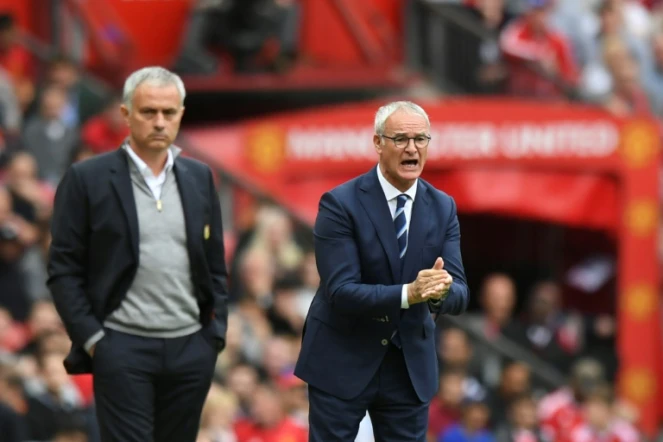 Les entraîneurs de Manchester United José Mourinho et de Leicester Claudio Ranieri lors d'un match à Old Trafford, le 24 septembre 2016