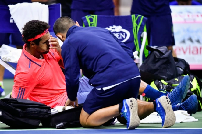 Jo-Wilfried Tsonga  contraint à l'abandon lors de son quart de finale de l'US Open face au Serbe Novak Djokovic en raison d'une blessure au genou gauche le 7 septembre 2016 à New York 
