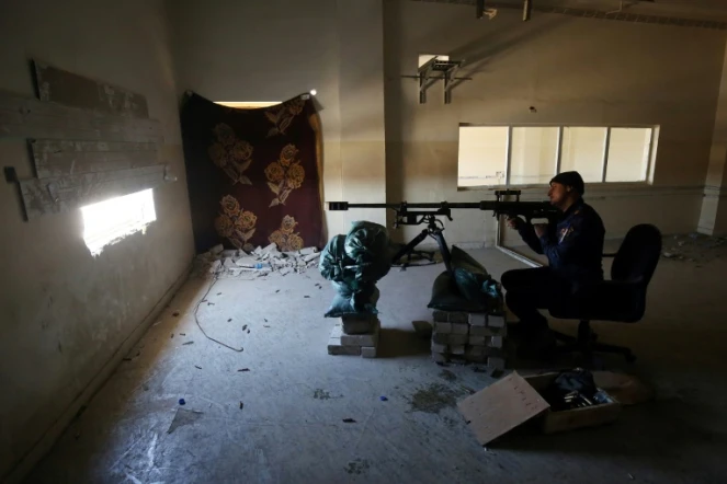 Un sniper à Mossoul en Irak le 25 mars 2017
