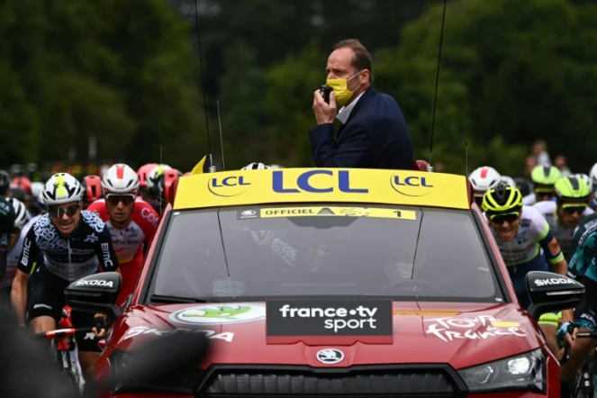 Le directeur du Tour de France Christian Prudhomme donne le départ de la première étape du 108e Tour de France entre Brest et Landerneau, le 26 juin 2021