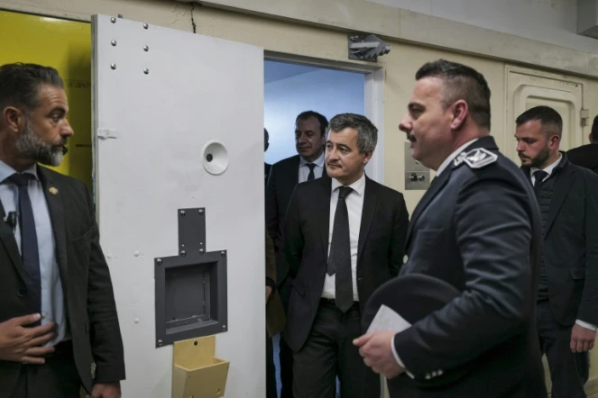 Le ministre français de la Justice Gérald Darmanin lors d'une visite du centre pénitentiaire de Saint-Maur, près de Châteauroux, dans le centre de la France le 28 février 2025