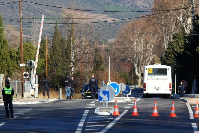 Des enquêteurs et des gendarmes sont sur le site de l'accident entre un bus scolaire et un TER à Millas, le 19 décembre 2017