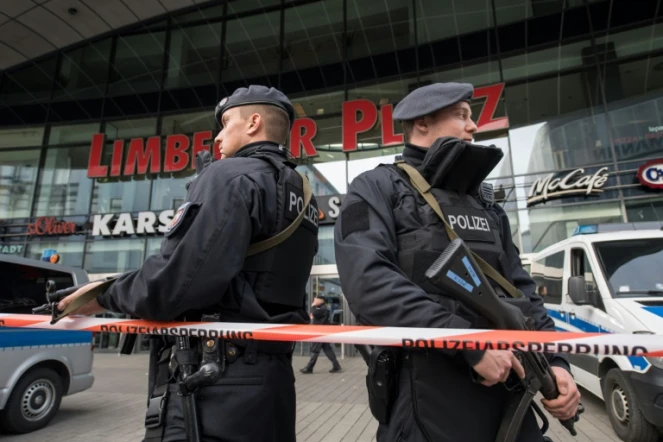 La police devant le centre commercial "Limbecker Platz" d'Essen en Allemagne, le 11 mars 2017