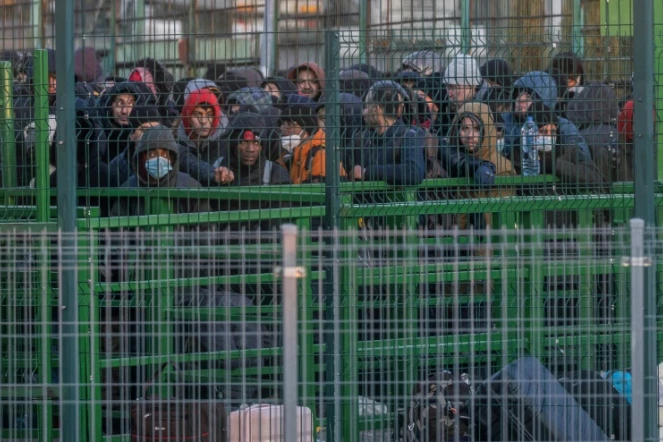 Des réfugiés ukrainiens attendent de passer la frontière pour entrer en Pologne, le 28 février 2022 à Medyka