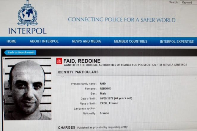 Une reproduction du site d'Interpol montrant la fiche de recherche du braqueur français Redoine Faïd