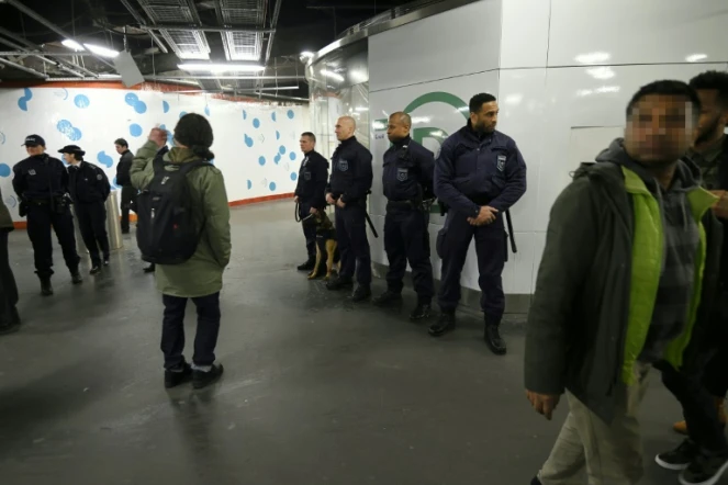 Des agents de la sécurité de la RATP, à la station Chatelet-les-Halles à Paris, le 23 mars 2016