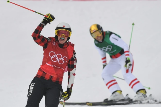 La canadienne Kelsey Serwa (L) passe la ligne d'arrivée devant sa compatriote Brittany Phelan (D) en skicross aux JO de Pyeongchang le 23 février 2018