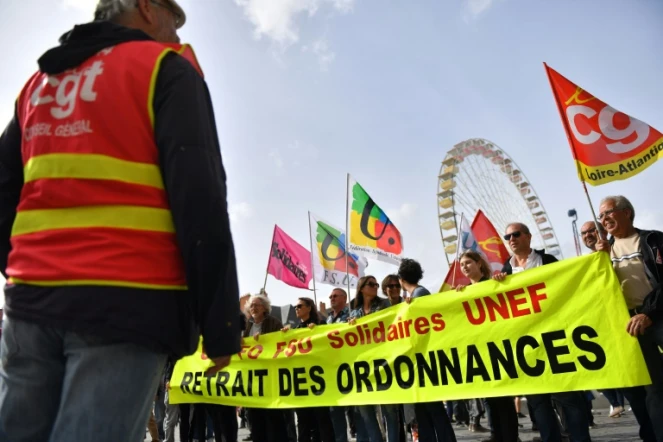 Uen banderole demande le "retrait des ordonnances" lors de la manifestation à Nantes le 12 septembre 2017