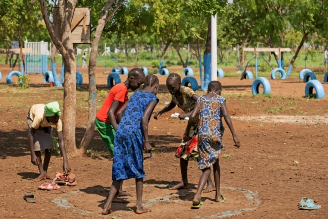 Des enfants, qui sont arrivés du Soudan du Sud sans parents, jouent dans le camp de réfugiés de Nguenyyiel à Gambela, dans l'ouest de l'Ethiopie, le 21 juin 2017