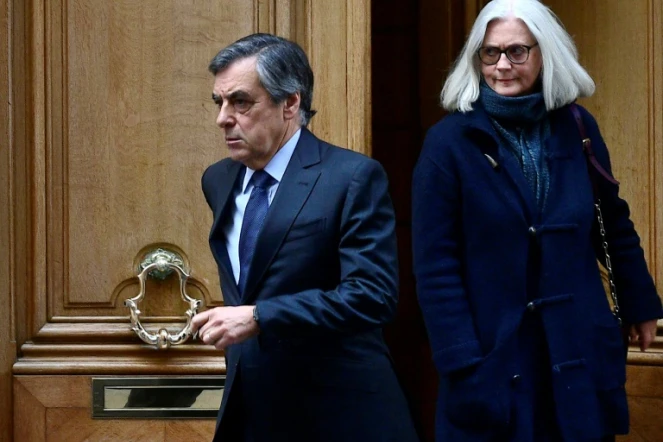 François et Penelope Fillon sortent de leur immeuble parisien le 24 février 2020