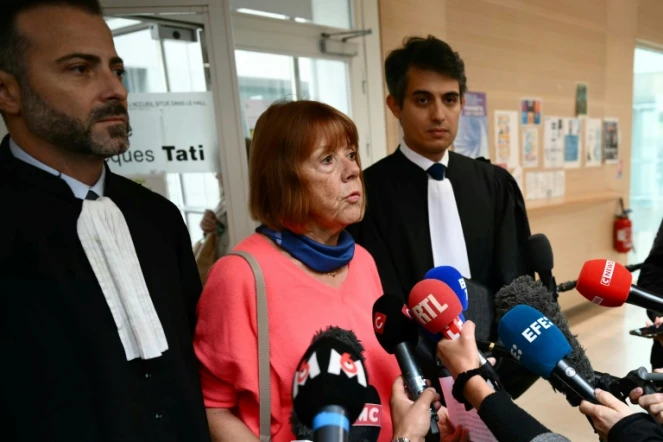 Gisèle Pelicot (c), entourée par ses avocats Antoine Camus (g) et Stéphane Babonneau, fait une déclaration à la presse au tribunal d'Avignon, le 16 septembre 2024 dans le Vaucluse