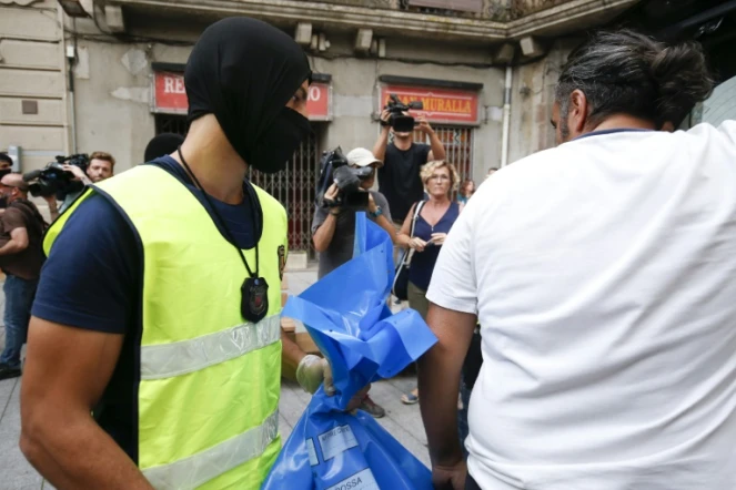 Un policier catalan tient un sac de prélèvements lié aux attaques terroristes mortelles de Barcelone et de la station balnéaire de Cambrils, à Ripoll le 18 août 2017