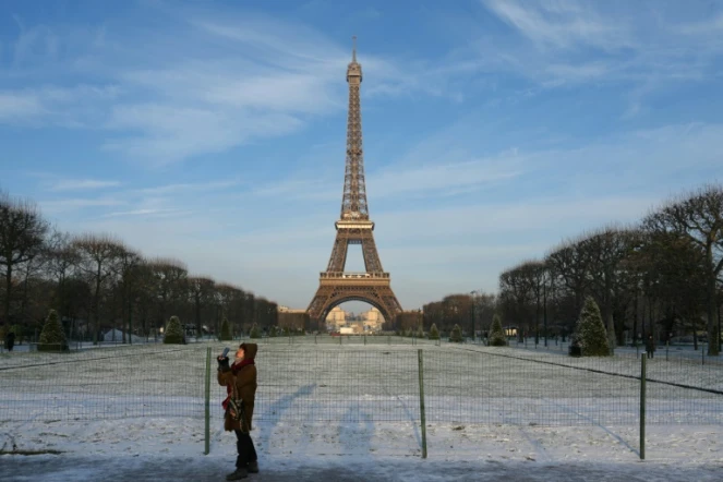 Le Champ de Mars, au pied de la Tour Eiffel, recouvert de neige, le 18 janvier 2024 à Paris