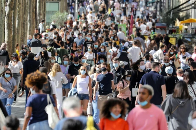 Sur l'avenue des Champs Elysees à Paris, le 27 août 2020, à la veille de l'extension de l'obligation du port du masque à toute la capitale française