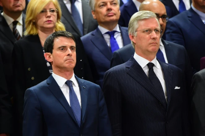 Le Premier ministre français Manuel Valls (g) et le roi Philippe de Belgique (d) lors de la minute de silence à la Commission européenne le 23 mars 2016 à Bruxelles