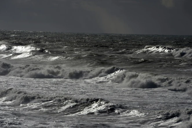 De fortes vagues déferlent sur la plage de Lacanau (Gironde), dans le sud-ouest de la France, le 30 janvier 2014