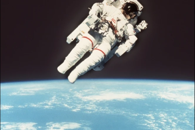 L'astronaute américain Bruce McCandless évolue librement dans l'espace sur son fauteuil spatial le 07 février 1984 lors d'une mission spatiale de la navette américaine Challenger