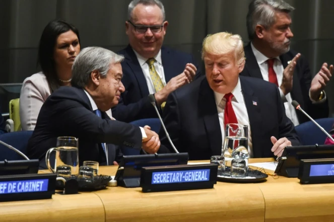 Le président des Etats-Unis Donald Trump serre la main du secrétaire général de l'ONU Antonio Guterres à New York le 24 septembre 2018.