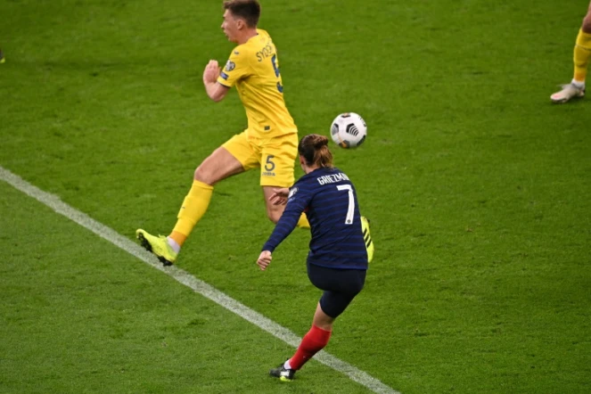 Le Français Antoine Griezmann a ouvert la marque à la 19e minute d'une superbe frappe enroulée dans la lucarne lors du match de qualification pour le Mondial 2022 contre l'Ukraine, au Stade de France, le 24 mars 2021