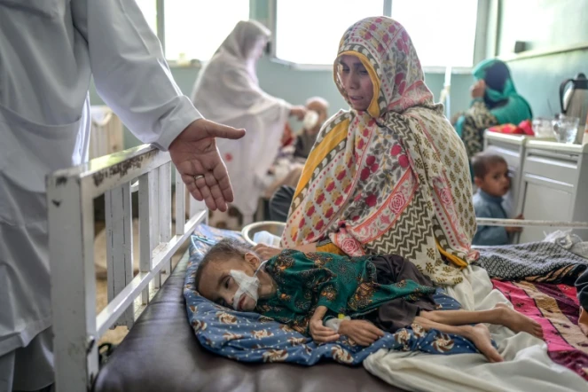 Un enfant souffrant de malnutrition reçoit des soins, à l'hôpital Mirwais de Kandahar (Afghanistan), le 27 septembre 2021