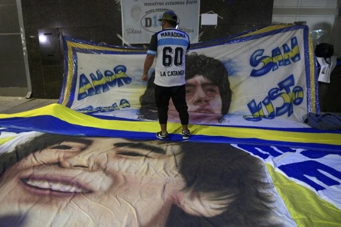 Des admirateurs de Diego Maradona devant la clinique d'Olivos où il a été admis, le 4 novembre 2020