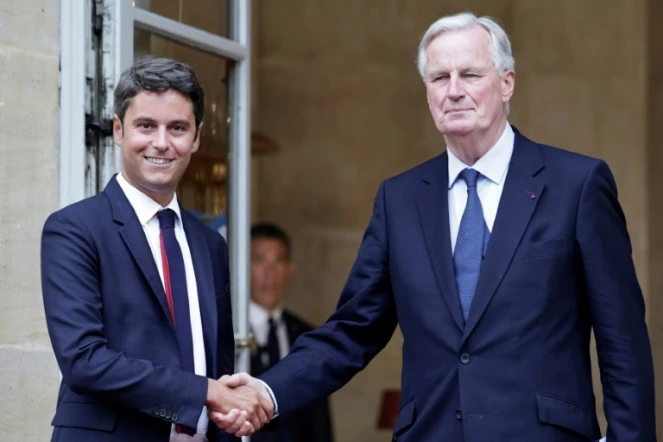 Le nouveau Premier ministre Michel Barnier (D) sur le perron de l'hôtel Matignon avec son prédécesseur Gabriel Attal le 5 septembre 2024 à Paris