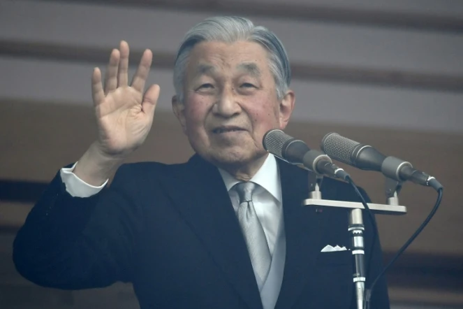 L'empereur du Japon Akihito salue la foule lors d'une cérémonie marquant son 85ème anniversaire au Palais impérial de Tokyo, le 23 décembre 2018