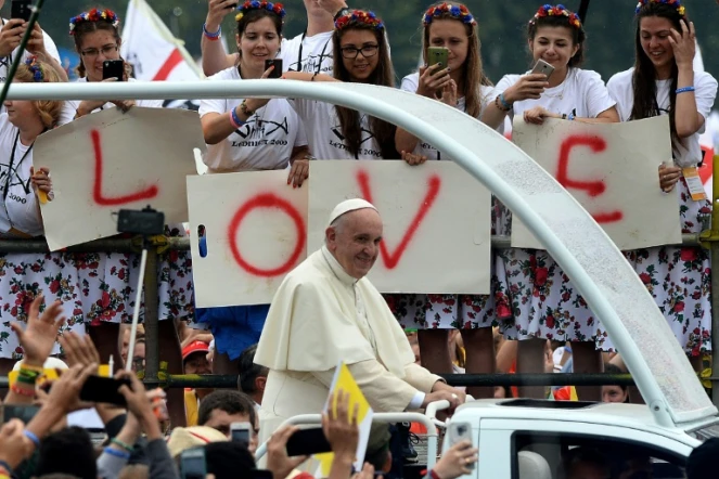 Le pape François arrive au Parc Blonia, le 28 juillet 2016 à Cracovie, pour la cérémonie d'ouverture des Journées mondiales de la Jeunesse
