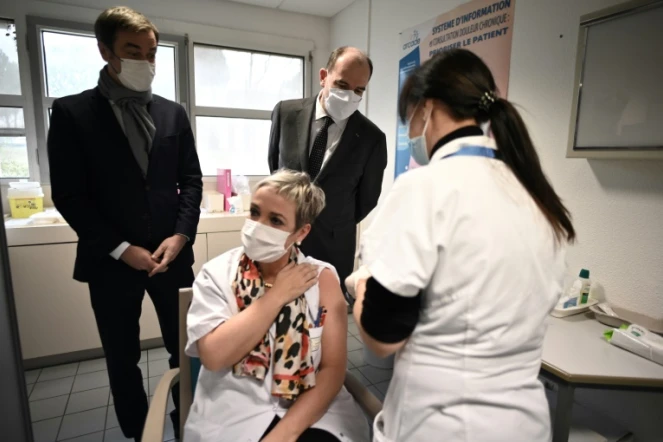 Jean Castex et Olivier Véran assistent à une vaccination contre le Covid à Tarbes le 9 janvier 2021