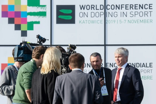 Le ministre russe des Sports, Pavel Kolobkov (d), interviewé en marge de la Conférence mondiale sur le dopage, à Katowice en Pologne, le 6 novembre 2019 