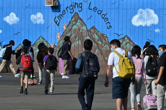 Des élèves marchent vers leur classe à un collège de Los Angeles, en Californie, le 10 septembre 2021