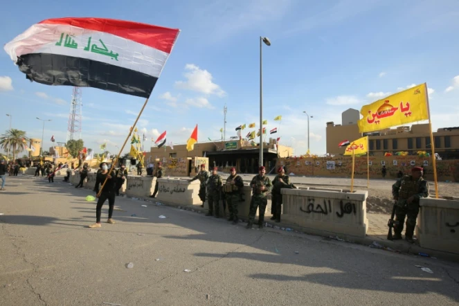 Des forces de sécurité irakiennes se tiennent devant l'ambassade américaine dans la capitale Bagdad, le 1er janvier 2020